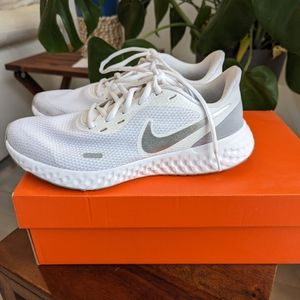 NIKE Revolution 5 Women's in White/Wolf Grey-Platinum